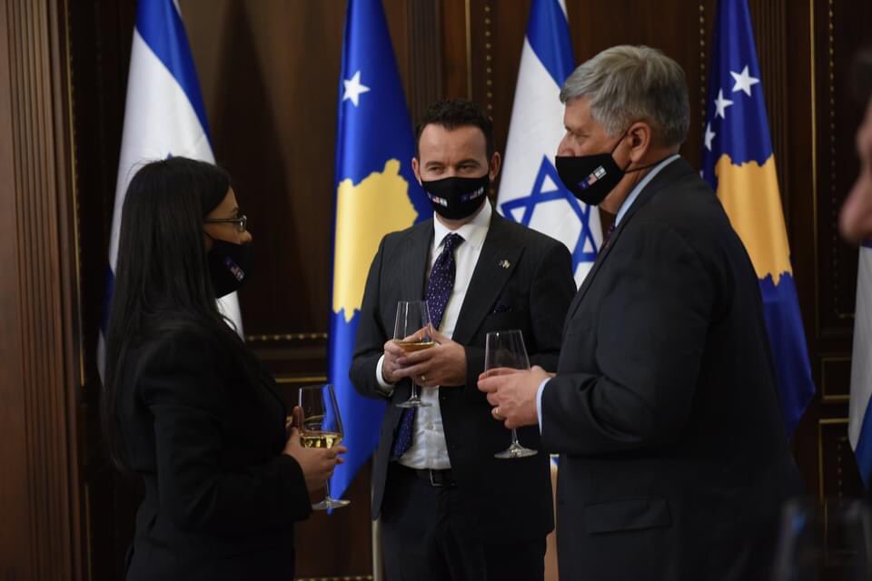 Today, #Kosovo & #Israel FMs @MelizaHaradinaj & @Gabi_Ashkenazi signed the agreement to establish diplomatic relations. The plaque which will be placed at the enterance of our new Embassy in Jerusalem was also revealed. Congratulations - מזל טוב! 🇽🇰🤝🇮🇱 @IsraelMFA