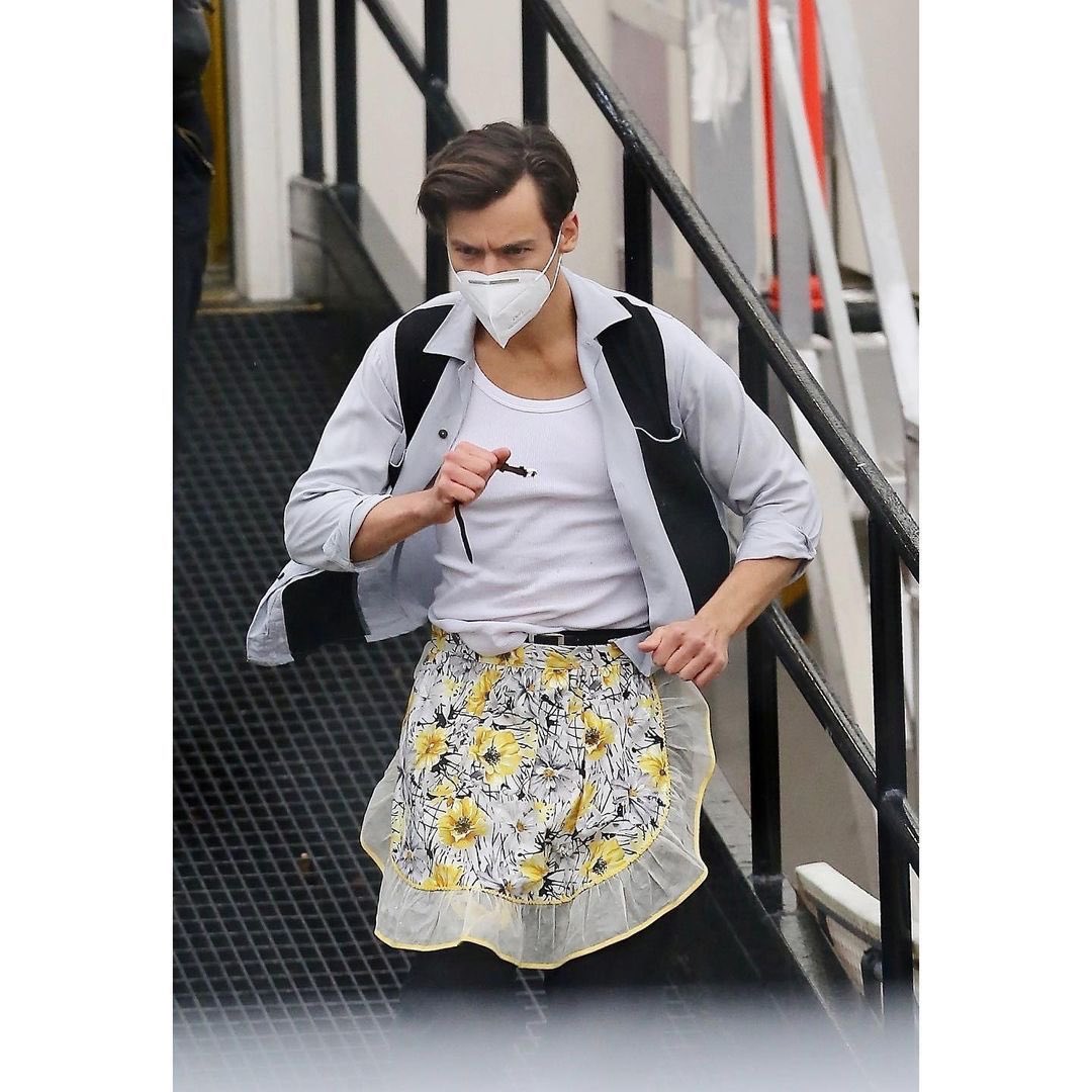 hstylespics's tweet photo. more of Harry on set https://t.co/I1yWhJupOV