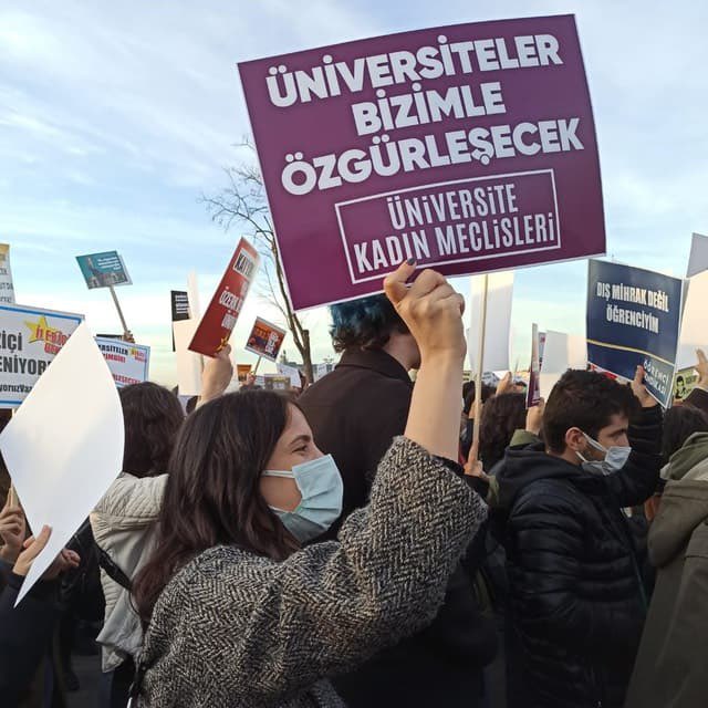 GencFeministFed's tweet photo. Üniversite Kadın Meclisi sözcümüz Ebru Batur'un da aralarında olduğu bütün gözaltına alınan arkadaşlarımız serbest bırakılsın.

Kayyım rektör gidecek üniversiteler bizimle özgürleşecek.
#BoğaziciAblukada #AşağıBakmayacağız
#BundanSonrasıBizde https://t.co/cDdGjf0F1Y