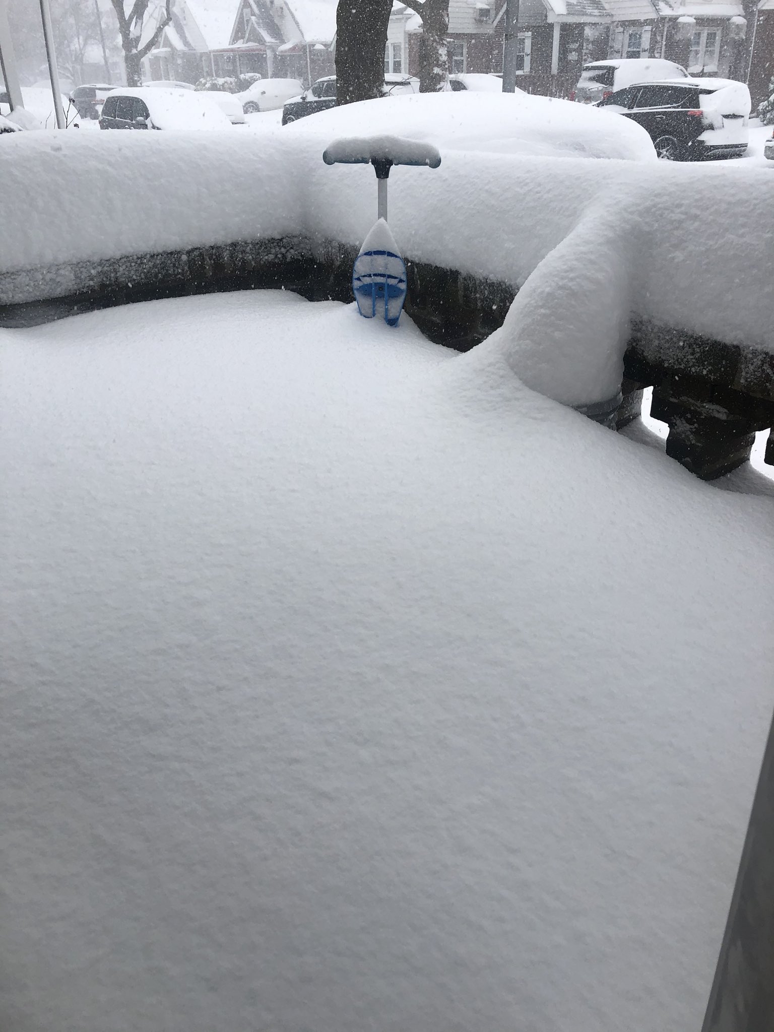 摩西煮酒 Moses Talking Twitterren 暴风雪袭击纽约 已经超过一英尺了 天气预报说明天还有一天 千山鸟飞绝 万径人踪灭 T Co Wscwiupaw5 Twitter