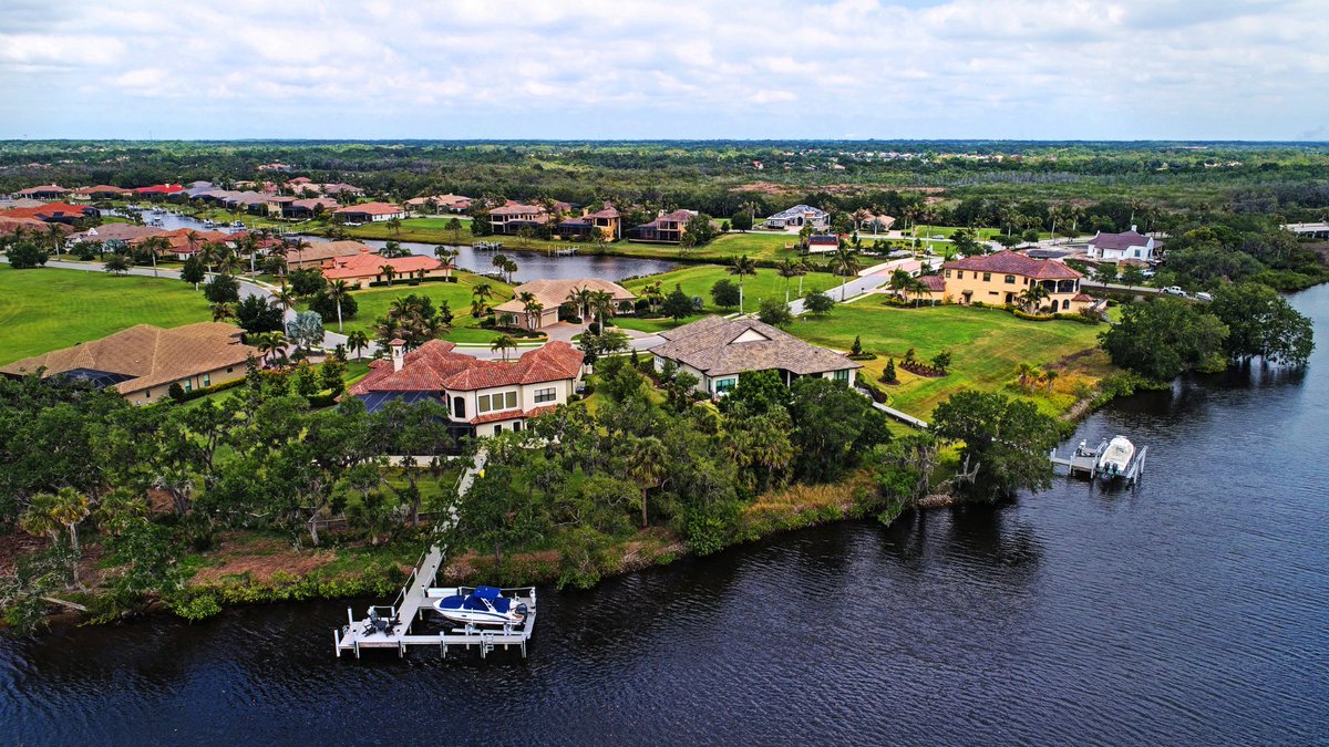 TheIslandsFL's tweet photo. Private backyard boat docks with direct access to the Manatee River and the Gulf of Mexico provide the ultimate boating lifestyle. Learn more about the many features of The Islands on the Manatee River: https://t.co/kvU9OMAjPi https://t.co/ldEZPJRx52