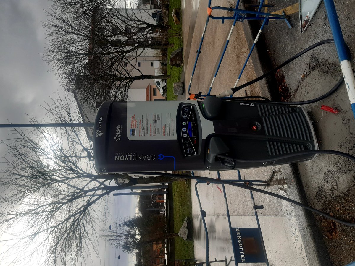 Roland Crimier (@rolandcrimier) on Twitter photo Le déploiement de recharge pour VL électriques lancé en 2019 par le <a href="/grandlyon/">Métropole de Lyon</a> que se poursuit avec cette nouvelle station aux Barolles après celle des Collonges.
Un pas de plus pour des mobilités plus propres complémentaires aux autres modes qui se de développent . Le déploiement de recharge pour VL électriques lancé en 2019 par le <a href="/grandlyon/">Métropole de Lyon</a> que se poursuit avec cette nouvelle station aux Barolles après celle des Collonges.
Un pas de plus pour des mobilités plus propres complémentaires aux autres modes qui se de développent .