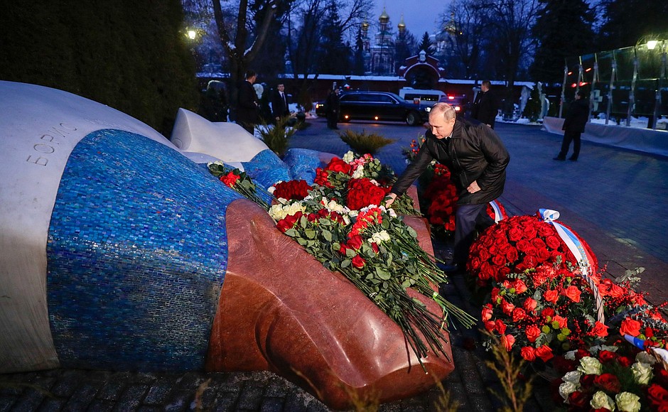 ぷると呼ばれた芥子 になりたい ボリス エリツィン生誕90周年 ウラジーミルプチンはロシアの初代大統領の墓に花を咲かせましたhttps T Co Wbo4djet3t