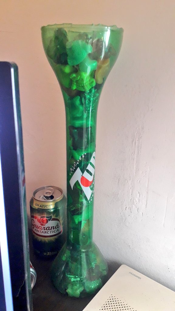 DaniChierzi's tweet photo. @nostalgicos__ Los sigo conservando en ese vaso gigante del cine. Me acuerdo que con mi prima a los que brillaban en la oscuridad jugábamos a que una los escondía por el cuarto (estando oscuro) y la otra tenía que encontrarlos https://t.co/6CwaSJID6W