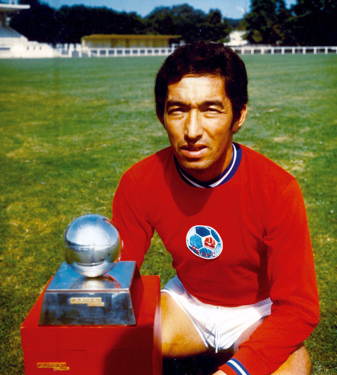42/ Jean Djorkaeff (1970-1972)Premier joueur pro et capitaine de l’histoire du PSG, il aura apporté son toute son expérience en remportant le titre de champion de D2 en 1971 avant la fusion avec St Germain. Véritable pionnier du projet de création du Paris Saint-Germain !