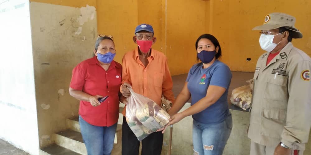 TropaINNGuarico's tweet photo. 🗣️ Hoy #1Feb la Tropa Verde del INN Guárico en el Mun. Zaraza continua con la entrega del Modulo de alimentación bajo el programa "Atención a la Vulnerabilidad Nutricional" a pesar de la Pandemia seguimos trabajando por amor a nuestro Pueblo. 

#CuarentenaEsPrevenir https://t.co/kMt6KcMtSE