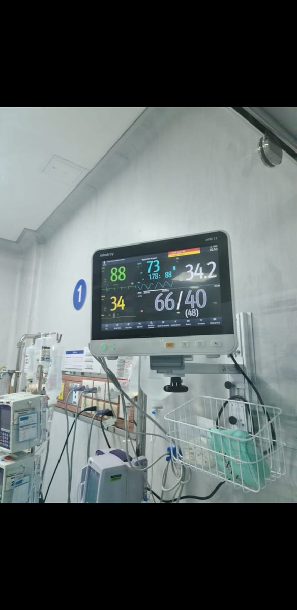jfowks's tweet photo. La saturación de algunos pacientes UCI en Hosp Negreiros es muy baja. Ante la insuficiente presión de oxígeno por falta d mantenimiento, médicos 'bolsean' para salvar vidas: llenan una bolsa con oxígeno, la ponen en la boca del paciente y presionan con las manos https://t.co/FvKQZbKvHT