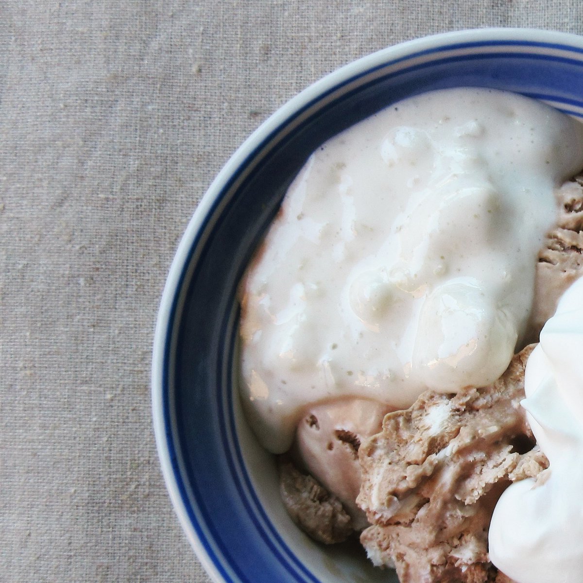 Marshmallow Mint Sauce is up on my food history blog! This gooey &amp; sweet sauce is delicious served on Chocolate Mousse, which is also on my blog. Also featured is a brief history of the marshmallow &amp;  the origins of some popular marshmallow recipes 
juliabaird.com/cloud9cookery/…