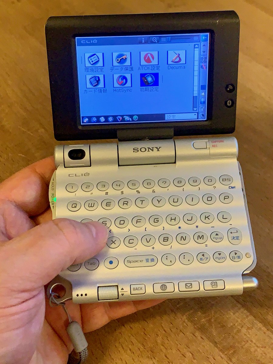 marcmonticelli's tweet photo. Voici le #Sony Clie PEG-UX50 sorti en 2003 en version jp et visible🤞à l'#OctopusGallery
Sorte d'ordi de poche c un des + beaux #PDA : alu, webcam et écran rotatifs, clavier en vaguelettes, wifi, BT. Hélas la frappe et l'ergonomie n'était pas à la hauteur. #DigitalHistory #PalmOS https://t.co/KOjYCw5DnD