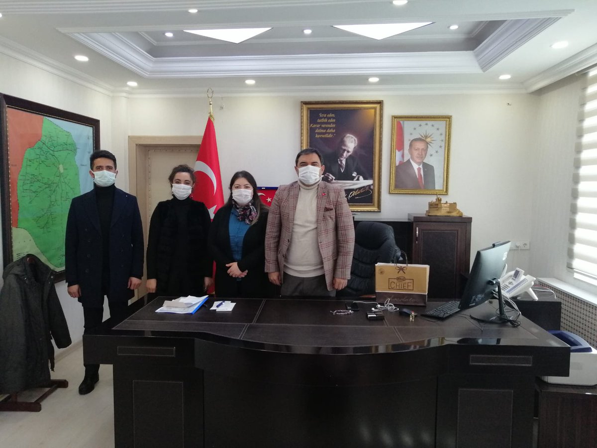 Diyadin004's tweet photo. Kaymakamımız ve Belediye Başkan V. Sn. Alper Balcı,  (DYK)  Destekleme ve Yetiştirme Kursunun öğretmenlerini makamında kabul etti.Kurslar hakkında detaylı bilgi alarak öğretmen ve öğrencilerin ihtiyaç ve taleplerini dinledi. https://t.co/f2K6ZyTEZT