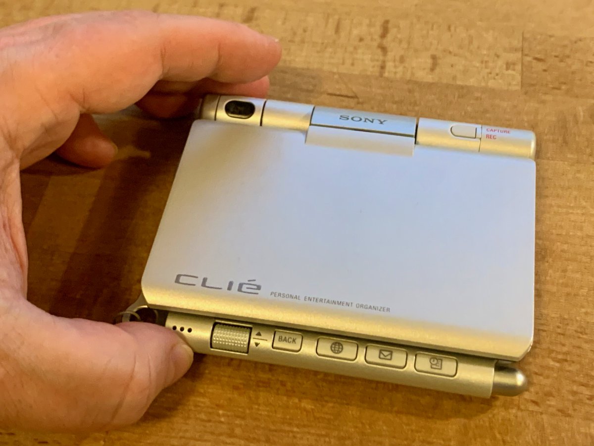 marcmonticelli's tweet photo. Voici le #Sony Clie PEG-UX50 sorti en 2003 en version jp et visible🤞à l'#OctopusGallery
Sorte d'ordi de poche c un des + beaux #PDA : alu, webcam et écran rotatifs, clavier en vaguelettes, wifi, BT. Hélas la frappe et l'ergonomie n'était pas à la hauteur. #DigitalHistory #PalmOS https://t.co/KOjYCw5DnD