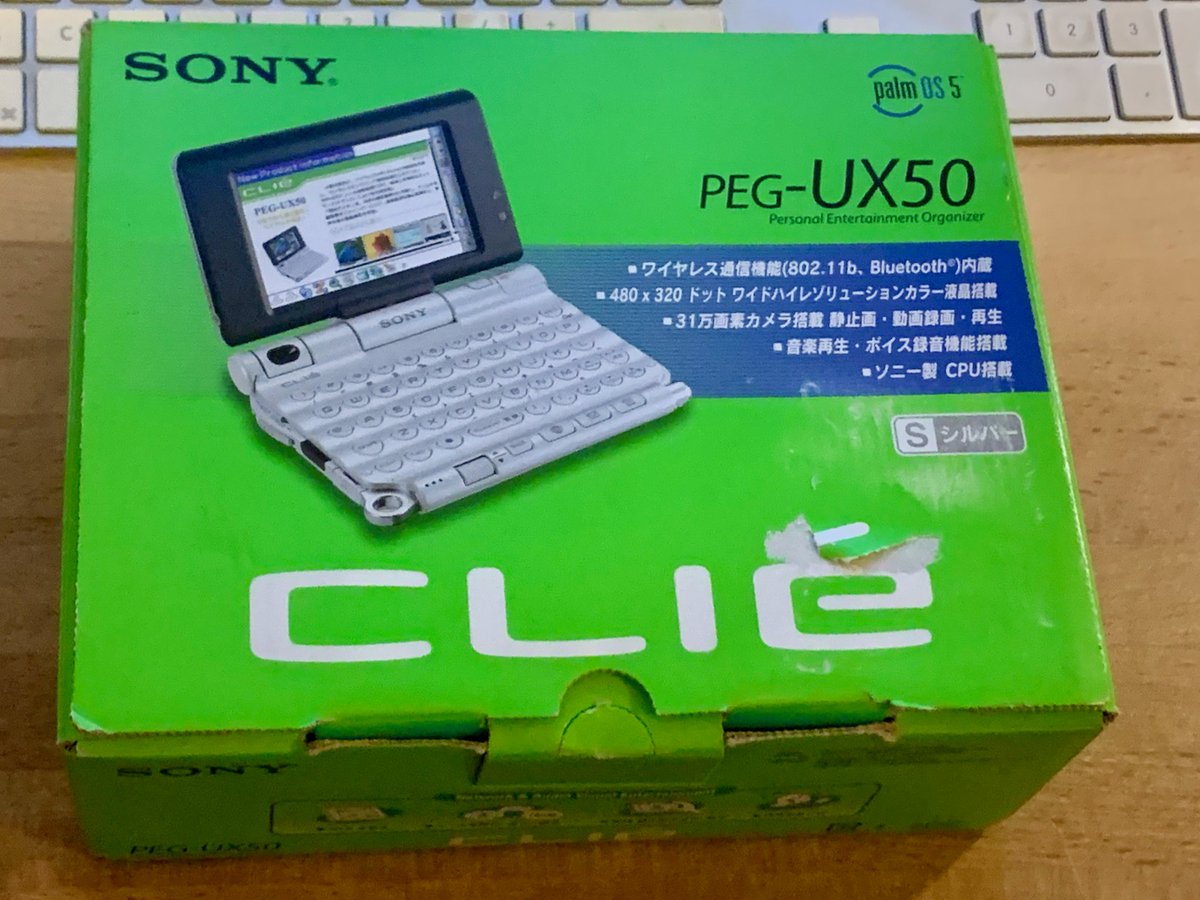 marcmonticelli's tweet photo. Voici le #Sony Clie PEG-UX50 sorti en 2003 en version jp et visible🤞à l'#OctopusGallery
Sorte d'ordi de poche c un des + beaux #PDA : alu, webcam et écran rotatifs, clavier en vaguelettes, wifi, BT. Hélas la frappe et l'ergonomie n'était pas à la hauteur. #DigitalHistory #PalmOS https://t.co/KOjYCw5DnD
