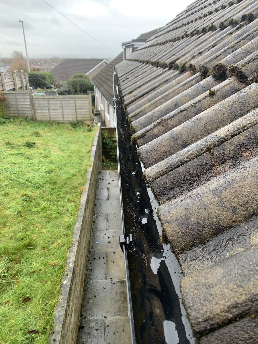 WindowMitchell's tweet photo. Before and after from a #gutterclear last week using the #guttervac ! #windowcleaner #southwest #SupportSmallBusinesses https://t.co/YnOIHh4XdH