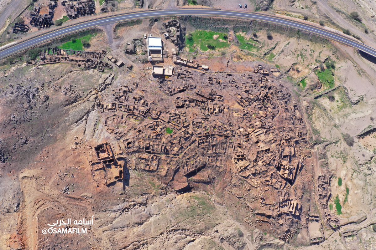 📜🔆

عند سيرك مع طريق #ينبع القديم 
ومرورك بـ #خيف_الحزامي يشد إنتباهك
ذلك الجبل الذي تتربع عليه قرية كاملة
تم تشييدها من الحجر .. هنا توقفت
وحرصت على التوثيق  📸

يتبع ⬇️