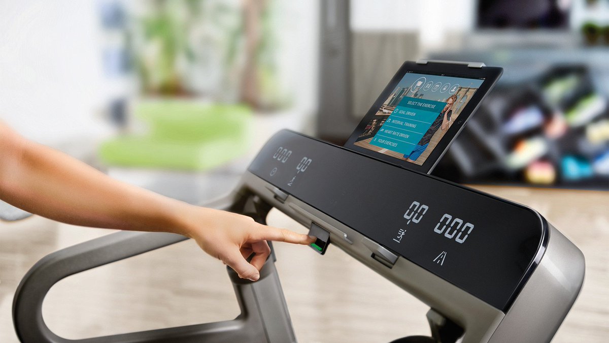 Английский смарт тренажер. Technogym MYRUN. Technogym Treadmill MYRUN. Technogym Беговая дорожка. Беговая дорожка Technogym баннер.