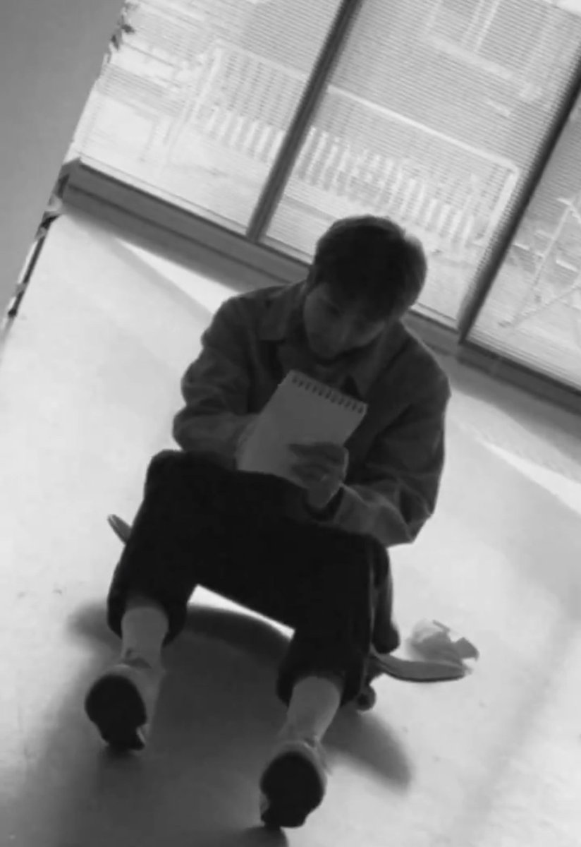 DboyYoongi7's tweet photo. His husky voice💘
Pure aesthetics of joonie😍❤
#rm_notes
#LifeGoesOn
#BTS_BE https://t.co/X4NBFzfaIj