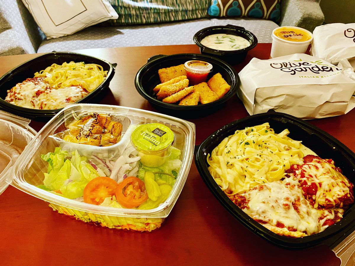 HeAtHeRMcAnDr3W's tweet photo. We love ordering takeout from Olive Garden! We are never disappointed when we do!! π―ππ€€ #olivegarden #dinner #tourofitaly #salad #fivecheesedip #mozzarellacheesesticks #italianbread #chickengnocchisoup #winnerdinner #deliciousness #sogood #mcandrewtravels https://t.co/rKVjAM2cqr