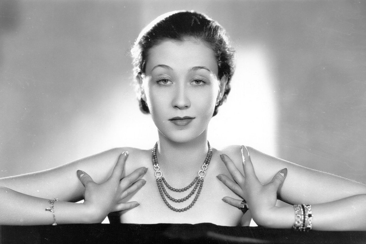 Toto Koopman of Indonesian and Dutch heritage, embraced this mixed race heritage. Toto is the earliest known Vogue cover model and in-house model for Chanel. In WW2 she fell in love with a man in the Italian Resistance and helped carrying out espionage missions. Post war ... 1/2