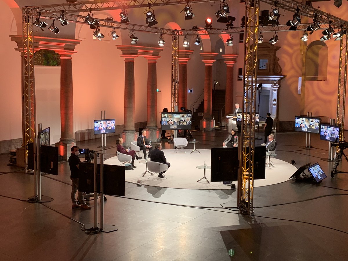 WirtschaftNRW's tweet photo. Minister @a_pinkwart: Ein wichtiger Faktor für die erfolgreiche Transformation der #Industrie sind verlässliche &amp; international wettbewerbsfähige Rahmenbedingungen. #NRWkanndas https://t.co/TMbwoDzyev