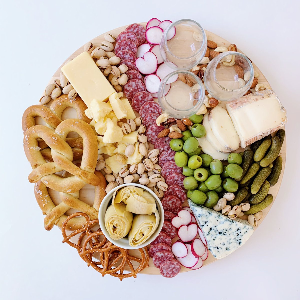 ThatCheesePlate's tweet photo. SWIPE TO BUILD ➡️ That “Tangy Taste” Plate from my book! Who’s ready for pretzel and cheese pairings? With a pungent blue, sharp cheddar and a stinky taleggio, this creation is perfect for fans of all things savory. #cheesebynumbers https://t.co/hdqnG1pmQu https://t.co/Bqn50CNZtX