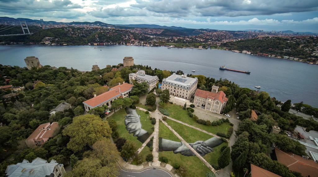 Beşiktaş bir öğrenci kentidir. Boğaziçi öğrencileri ise bu ülkenin yüz akıdır. Beşiktaş’ta ve ülkemizde öğrencilerimizin başı hep dik olsun. Türkiye'nin aydınlık yarınları için başımızı öne eğmeyeceğiz. #AşağıBakmayacağız