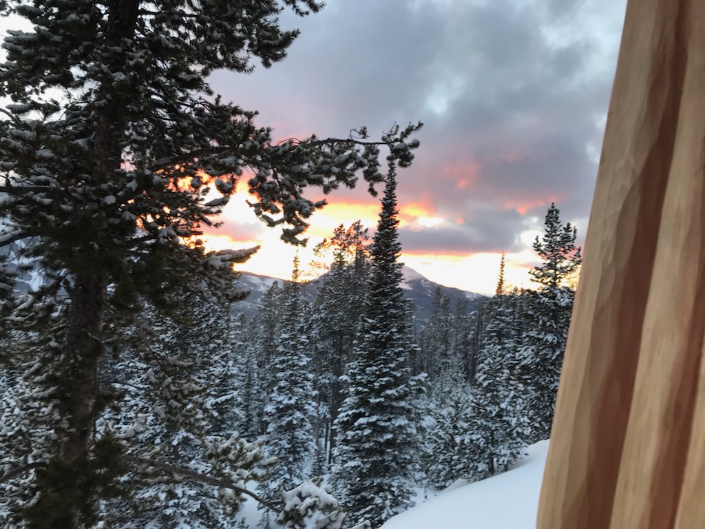tk_martin82's tweet image. Catching the sunset over the Rocky Mountains of Southern Montana. Our job takes us to some pretty spectacular places! @PioneerLogHomes 

#logbuilder #finestloghomesonearth #lovemyjob