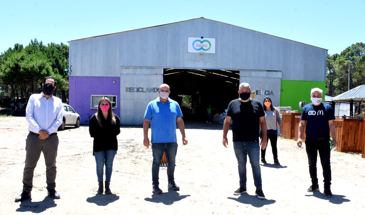 MantelliFOficia's tweet photo. 👉Visitamos en Pinamar, el predio Reciclando Conciencia junto al equipo del @MDSNacion, el sub. @AguileraGus autoridades y directores de la planta.
👉Trabajan más de 40 familias y Todo lo recuperado vuelve en nuevos productos para ser reutilizados en la sociedad. #ArgentinaUnida. https://t.co/sCFMb8o48W