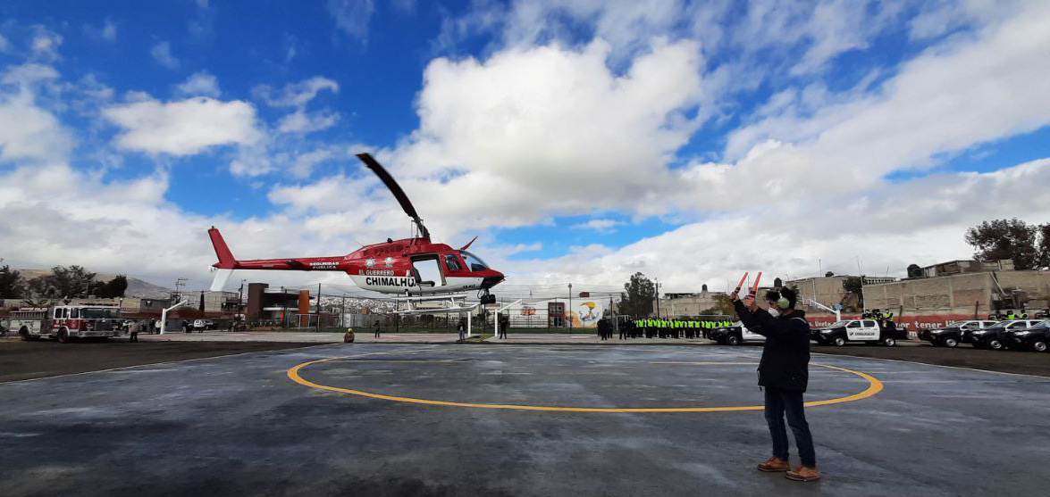 ChimalhuacanSi's tweet photo. El Gobierno de Chimalhuacán, a través de la Policía Municipal, reactivó los patrullajes aéreos del helicóptero “El Guerrero”, coordinará la vigilancia con unidades en tierra, servicios de auxilio médico y traslado de pacientes por emergencia. https://t.co/PSDNo3fCCe