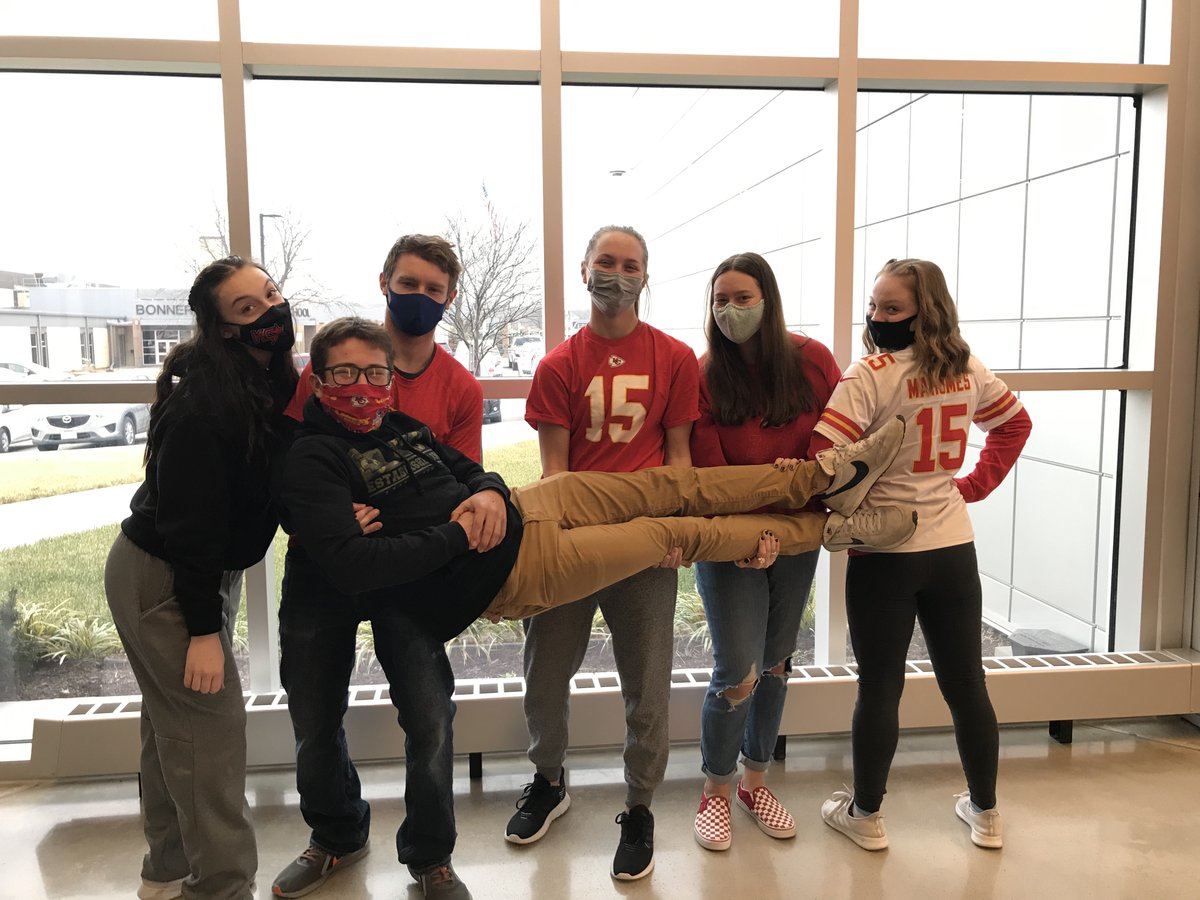 bshs_stuco's tweet photo. What a great way to start off your Monday like an MVP!! ❤️💛🏈 #RunItBack #SuperBowlSpiritWeek https://t.co/QVEzIpVoJP