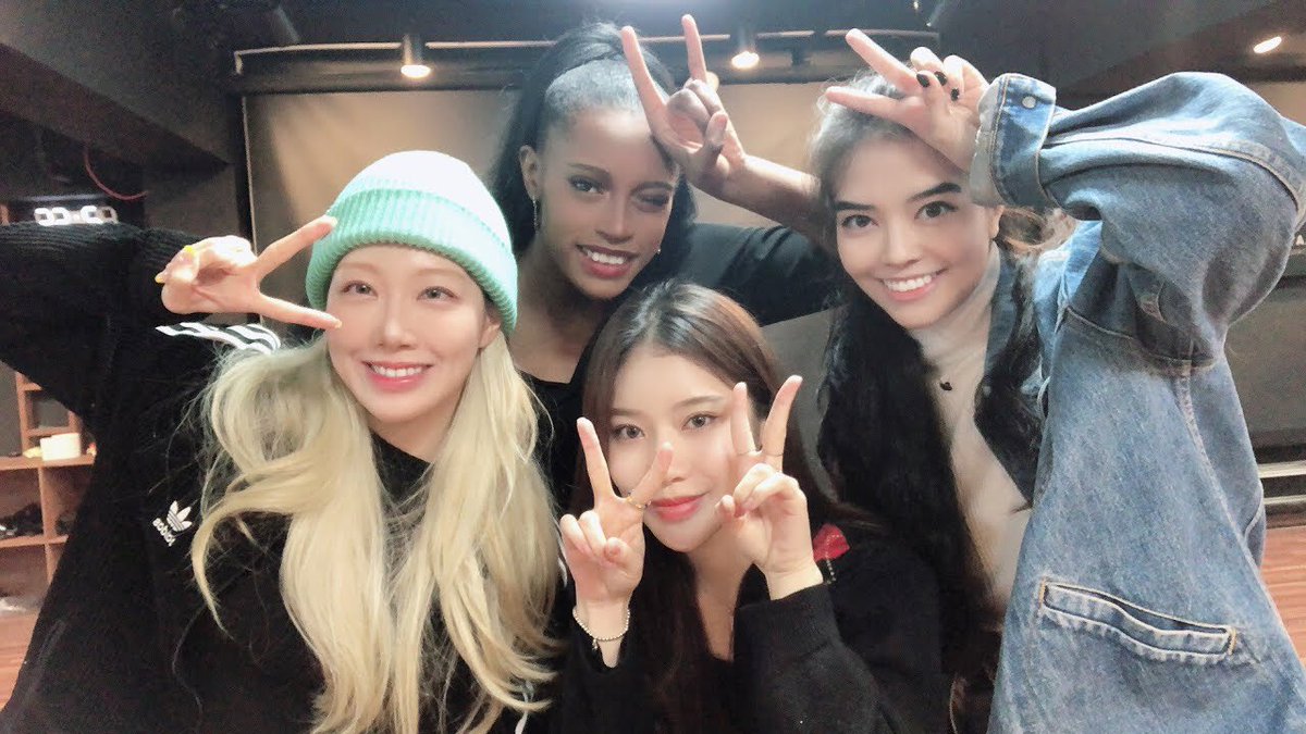 BlackSwanRumor's tweet image. [📥] 01.02.21| #MUBEAT

A votação do Mubeat Awards 2020 - Rookie Female acabou! Parabéns ao #Aespa✨ BlackSwan ficou em 3° lugar com mais de 40 mil votos🔥

#BLACKSWAN #블랙스완 
#StanWorld
@blackswan_drent

#misa 🌸