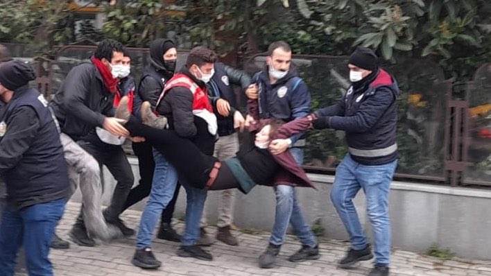 Devlet, polisi ve burjuva medyasının saldırılarıyla, hedef göstermeleriyle bizi yıldıramaz.

Gözaltılarımızı alacağız, bir gün hiçbirimizi alamayacaksınız!

Siz aşağı bakacaksınız, biz başımız dik zafere yürüyeceğiz!

#AşağıBakmayacağız
#BoğaziçiAblukada
#BoğaziçiDireniyor