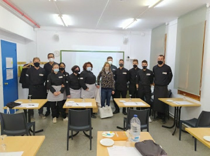 Ha estat un plaer comptar avui amb la Nuria de <a href="/TerrerdePallars/">Terrer de Pallars</a> i la Clara de @casamateusurp a les nostres #jornadesprofessionals de l' #escola d' #hoteleria i #turisme del #pallars 
Moltes gràcies a les dues! 
Demà més....