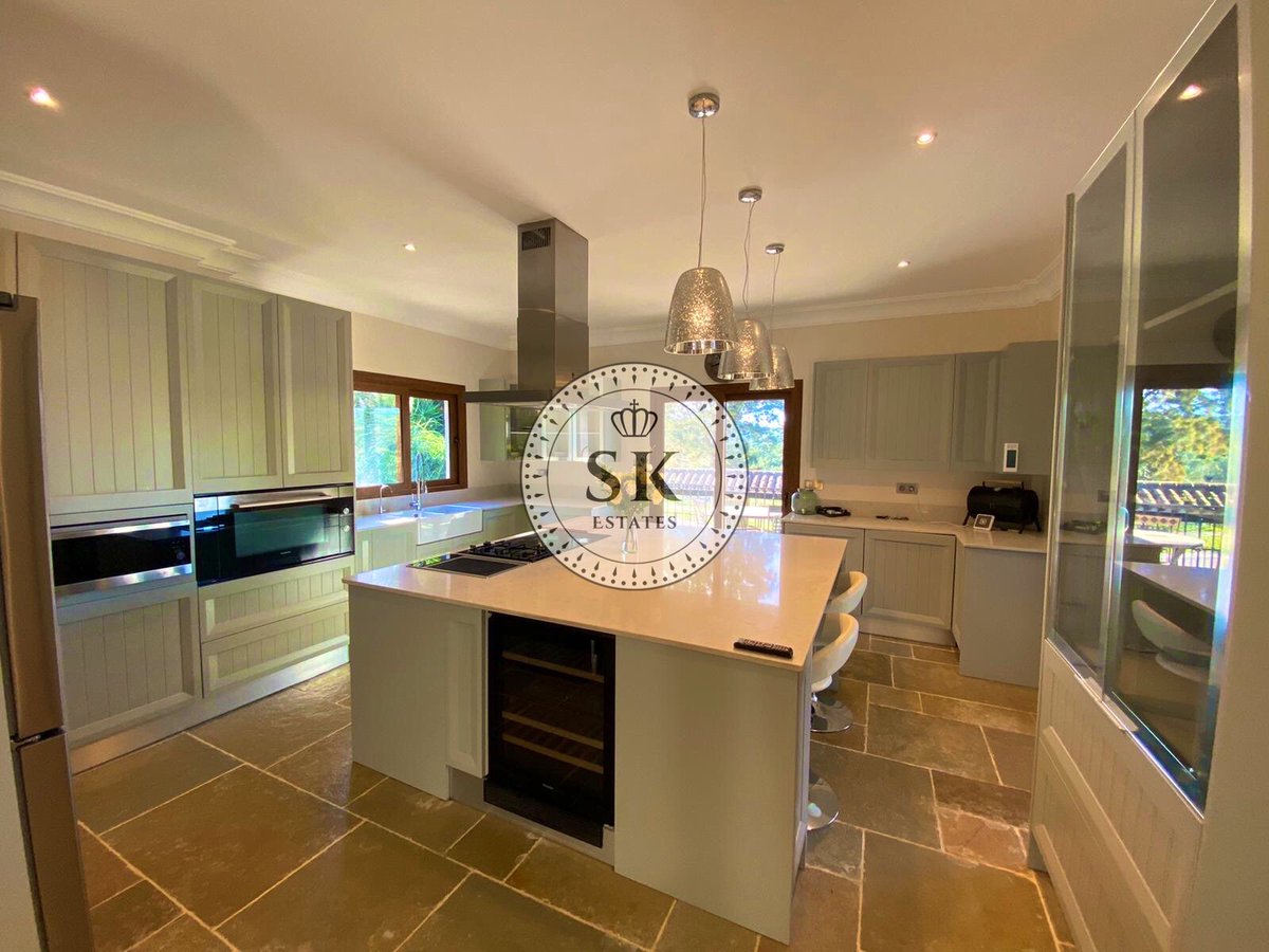 ms_arsenal's tweet photo. 🌟NEW rental in Sotogrande with oodles of Andalusian charm🌟

🛏 4 bed
🚿 3.5 bath
🌟 Detached villa
⛳️ Almenara golf views
🚗 Garage &amp; gated drive
🏖 Pool
🐶 Pets allowed
📍Sotogrande Alto (Near SIS)
📅 Available NOW
💰 €3700

📧 Stephanie@sk-estates.com
Ref:RS280

Your style? https://t.co/znj78vhKuu