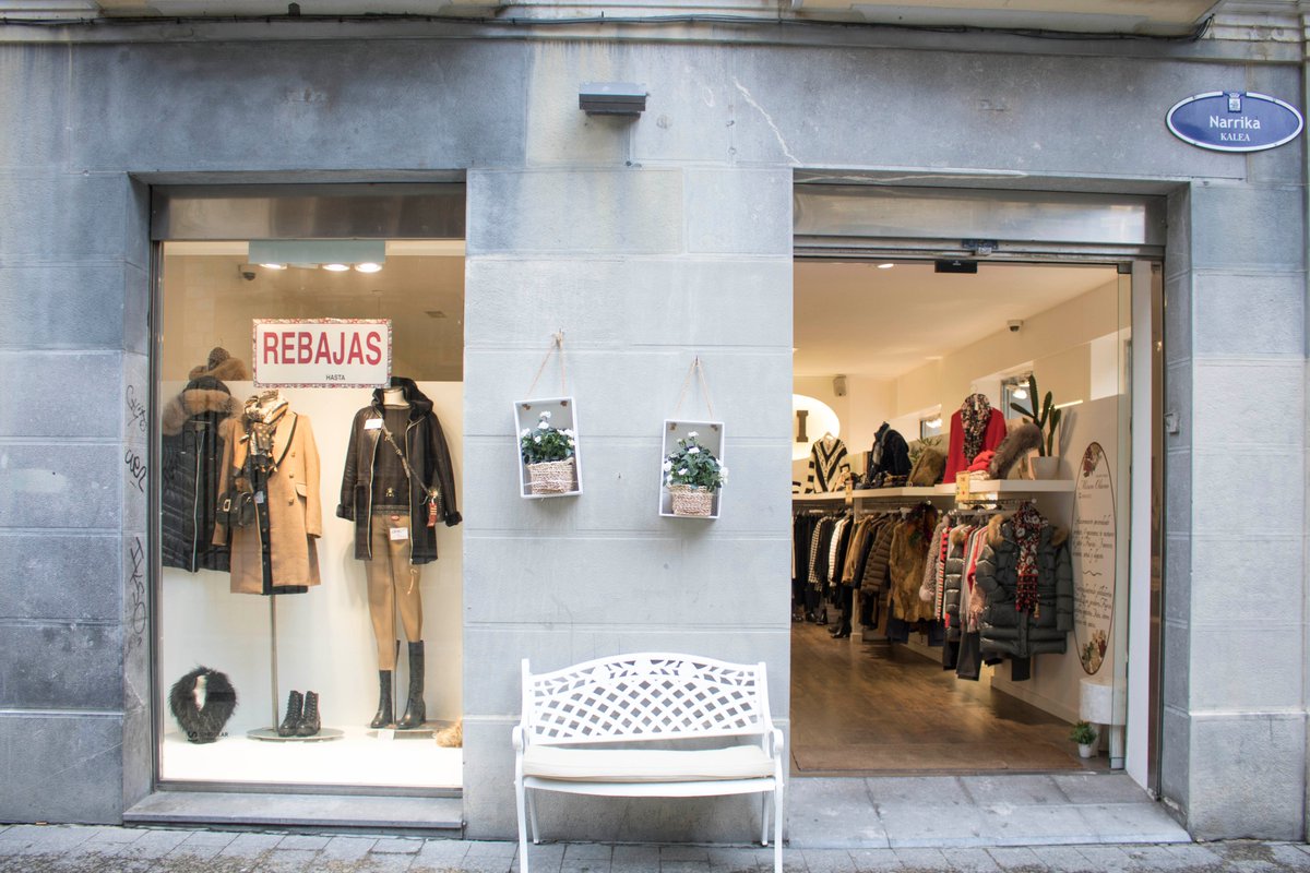 🌸 La cuidada selección de prendas y complementos llama la atención nada más entrar en Fiori 🌸
Sinceridad, asesoramiento, trato personal y mucho color. 
Miren ofrece algo más que ropa 👗 desde hace más de 25 años.
🌍 Narrika, 33. Donostia
#HemenGOShopping #donostia