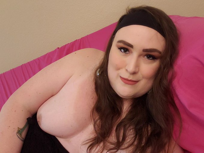 Come lay with me?  https://t.co/XNLyeyXYT9 https://t.co/nWqLxIKlee