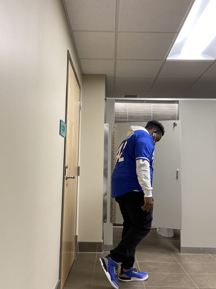 TawiMac_'s tweet photo. Whole lotta Blue♿️ with a dash of red😘 https://t.co/x0D5fihWiw