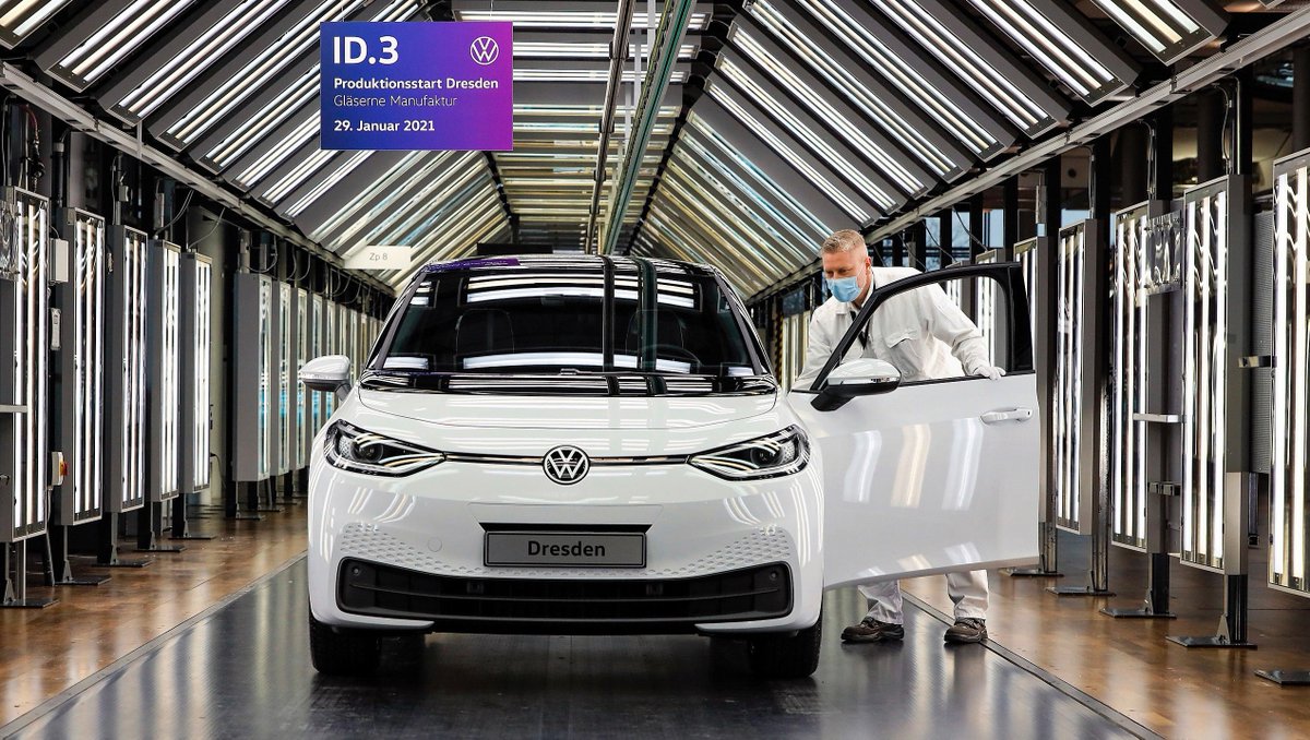 VW_es's tweet photo. 🆕 ¡Empieza la producción en serie del ID.3! 

La Fábrica de Cristal de Dresde se convertirá en la casa del Volkswagen ID. y se convierte en el segundo centro de producción del #VWID3, además de la planta de Zwickau 🔋 https://t.co/ot8DltUPQ2
