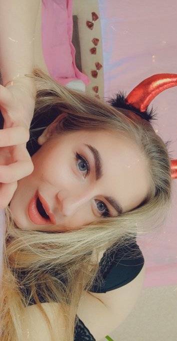 Already in my room with you!  Link in bio😉 https://t.co/fy3by5cHQL<a href="/tag/newavatar"class="tags"><span>#newavatar</span></a>