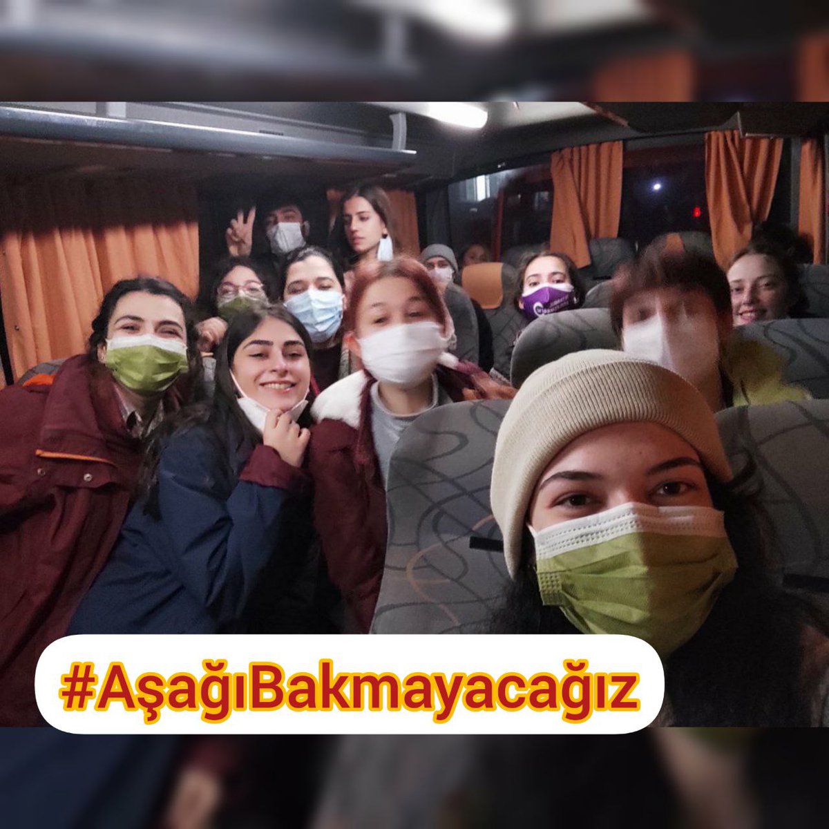 isimsizhareket's tweet photo. "Bilekler kan içinde, 
dişler kenetli, ayaklar çıplak
ve ipek bir halıya benzeyen toprak,
bu cehennem, bu cennet bizim"
diyenler hiç bir zaman başını öne eğecek bir suç işleyemeyenlerdir.
Bu nedenledir ki;
#AşağıyaBakmayacağız https://t.co/hJoSldnhPh