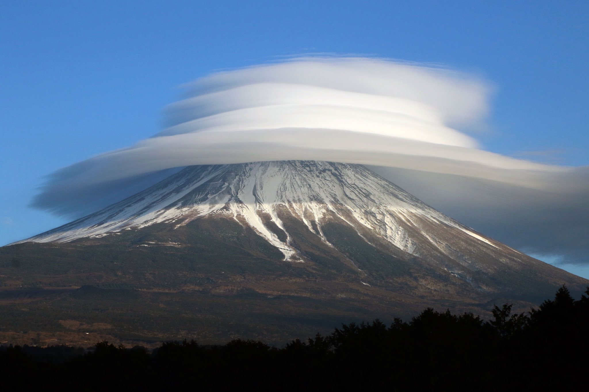 富士山周辺に笠雲やつるし雲🗻☁️ 注目の空の写真 ウェザーニュース