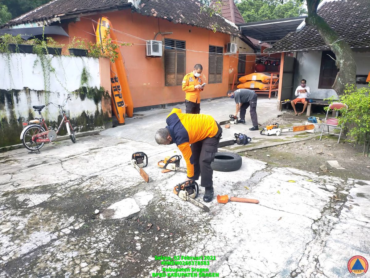 bpbd_sragen's tweet photo. Kegiatan wajib setiap pagi melaksanakan pengecekan peralatan jenis Chainsaw dalam menghadapi Musim Banjir, Angin dan Tanah Longsor l. Siap untuk selamat

@bmkg_semarang @BNPB_Indonesia @bpbdjateng https://t.co/mAZ3b4IFkc