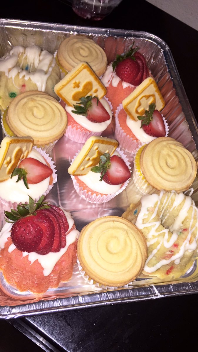 TayInToranto's tweet photo. Follow Tiffycakes_desserts on Instagram!! Located in Los Angeles, CA a simple RT can go along way !! #smallbusiness 💙🥰🏁 THE WORLD 🌎 GONE KNOW MY NAME AND BRAND 💙🙌🏾💯🙏🏾🎉🎉 I will have a dessert shop soon speaking it into existence https://t.co/aB6tI3hhXf