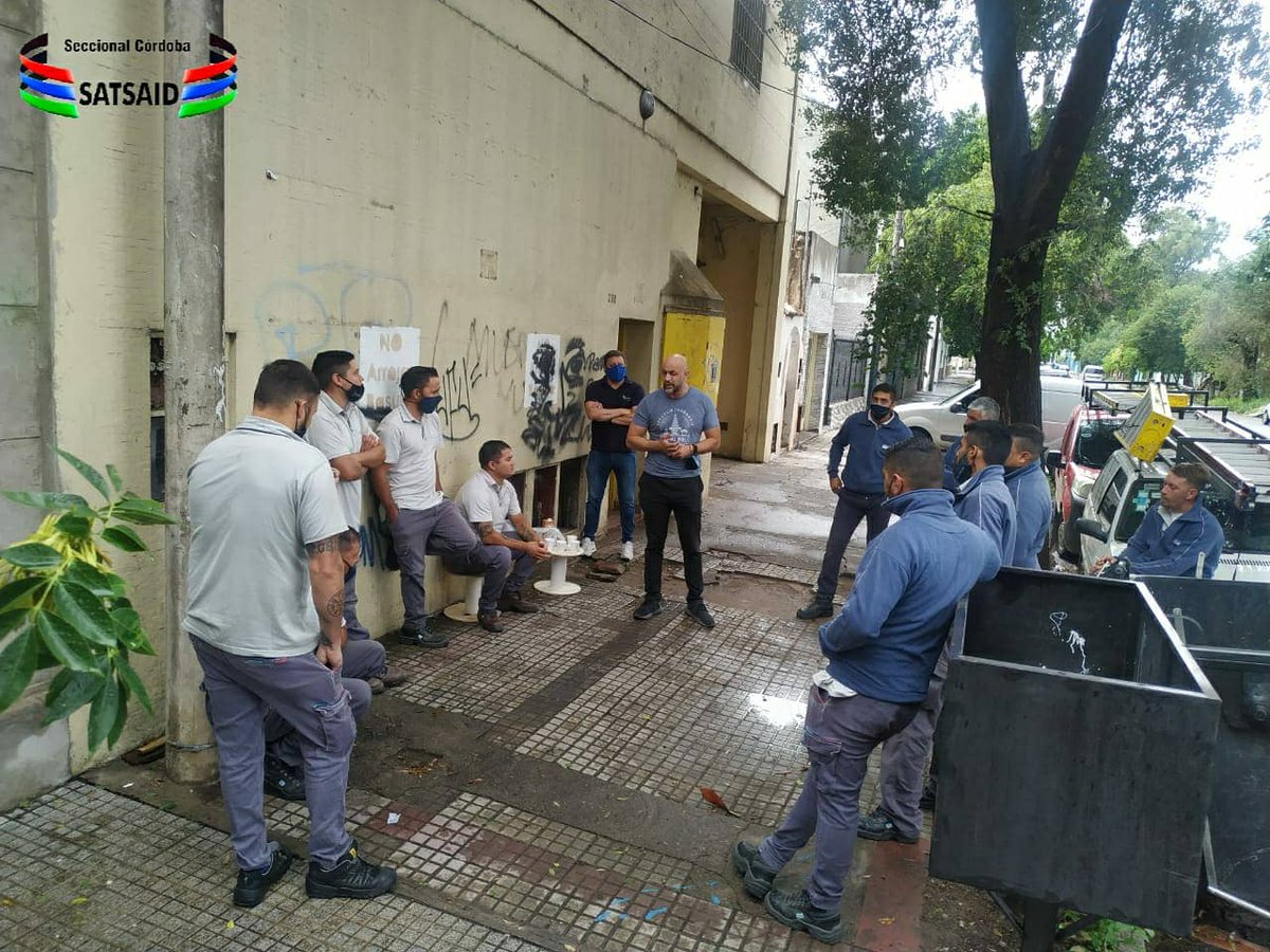 SATSAIDcordoba's tweet photo. #Asamblea 👥🗣️
Junto con los compañeros de la empresa @TC-tech por incumplimiento en la entrega de la indumentaria correspondiente para el correcto desempeño de la actividad por parte de la empresa @telecomarg
#siemprejuntoaloscompañeros ✊🏻
#SATSAIDCba
#satsaidcbateinforma 🎙️📲 https://t.co/J9InDJFsZz
