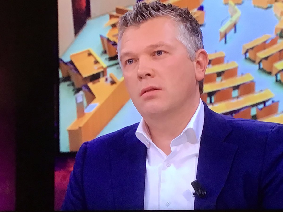 suusonline's tweet photo. Wacht even, gaat dat broekie onze nationale IC-held Diederik Gommers nou lopen bashen, met z'n 'je draagt een witte jas en nu heb je ineens overal verstand van'? Respect voor de rustige reactie van Gommers! #Jinek https://t.co/Ci65O5QxPj