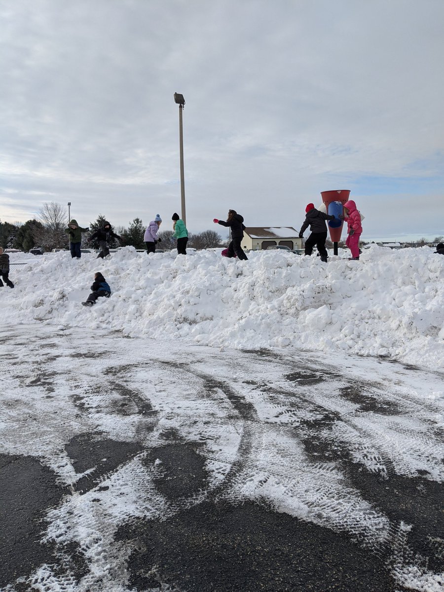 KellyCassaday's tweet photo. We had snow much fun playing outside today! #randallwildcats https://t.co/OKhj23yqMV