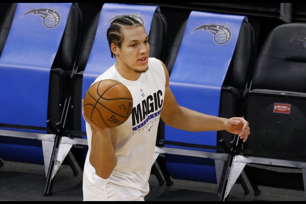 Aaron Gordon souffre d’une grave entorse à la cheville gauche et devrait manquer 4 à 6 semaines de compétition.

Via <a href="/ShamsCharania/">Shams Charania</a>