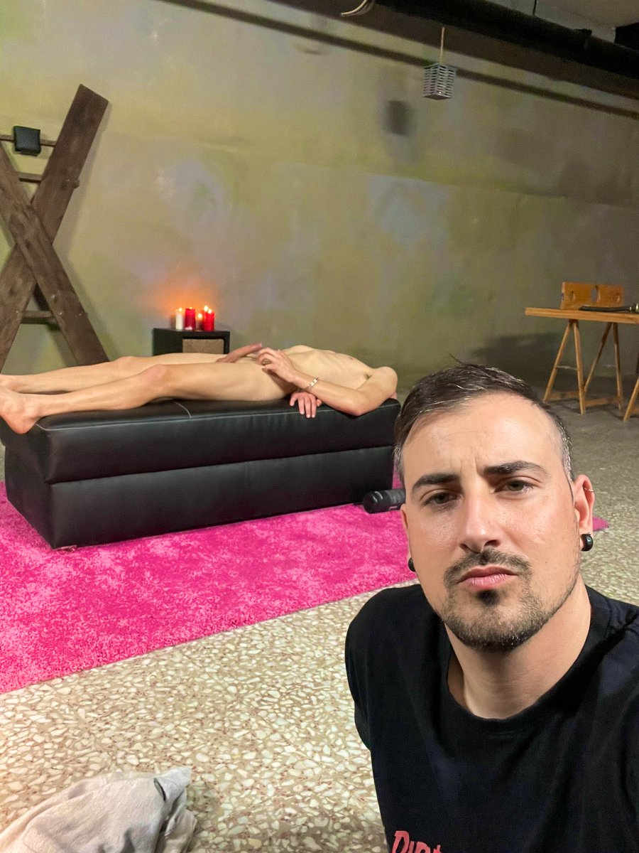 TimmyTreasure_X's tweet photo. I spend so much time surrounded by naked people with hard cocks! 🍆🍆🥰👨🏼‍🔬 https://t.co/0fsY6CT0yF