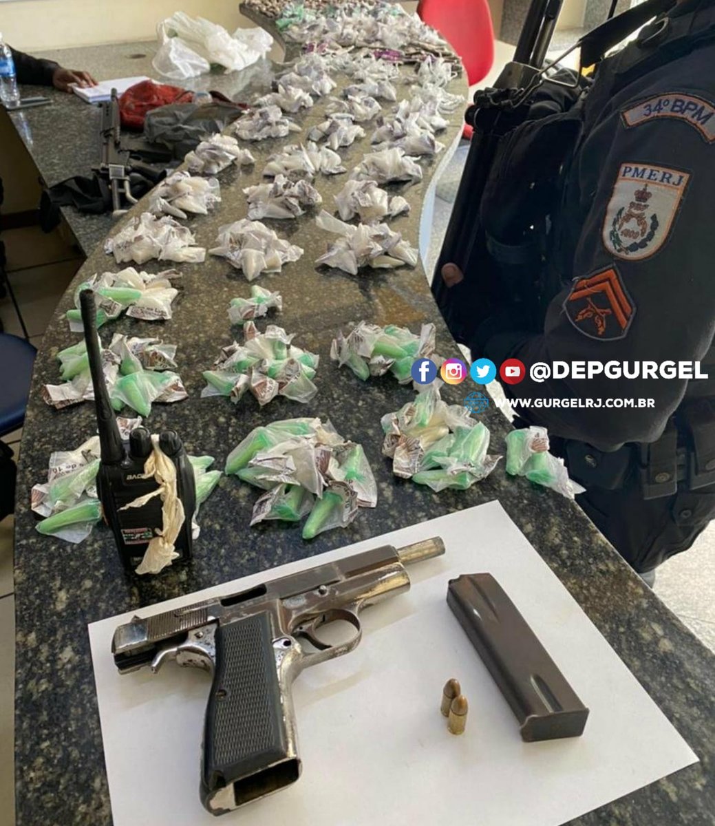 depgurgel's tweet photo. Parabéns aos policiais militares do #34BPM e policiais civis da #65DP, que realizaram uma operação conjunta no bairro Lagoa, em Magé-RJ. Onde prenderam um traficante portando uma pistola, um rádio transmissor e uma mochila contendo 248 pinos de cocaína e 45 trouxas de maconha. https://t.co/r4176OzNmg