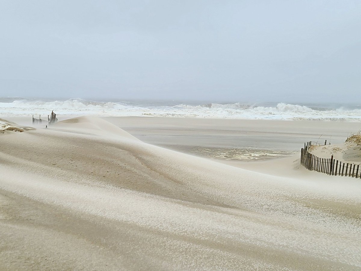 sheconsulting's tweet photo. Loving the #SnowStorm2021 #crazywinds #jerseyShore #oceangrovenj @CBSNewYork @LonnieQuinnTV huge mix! https://t.co/VrYk2gBkG9