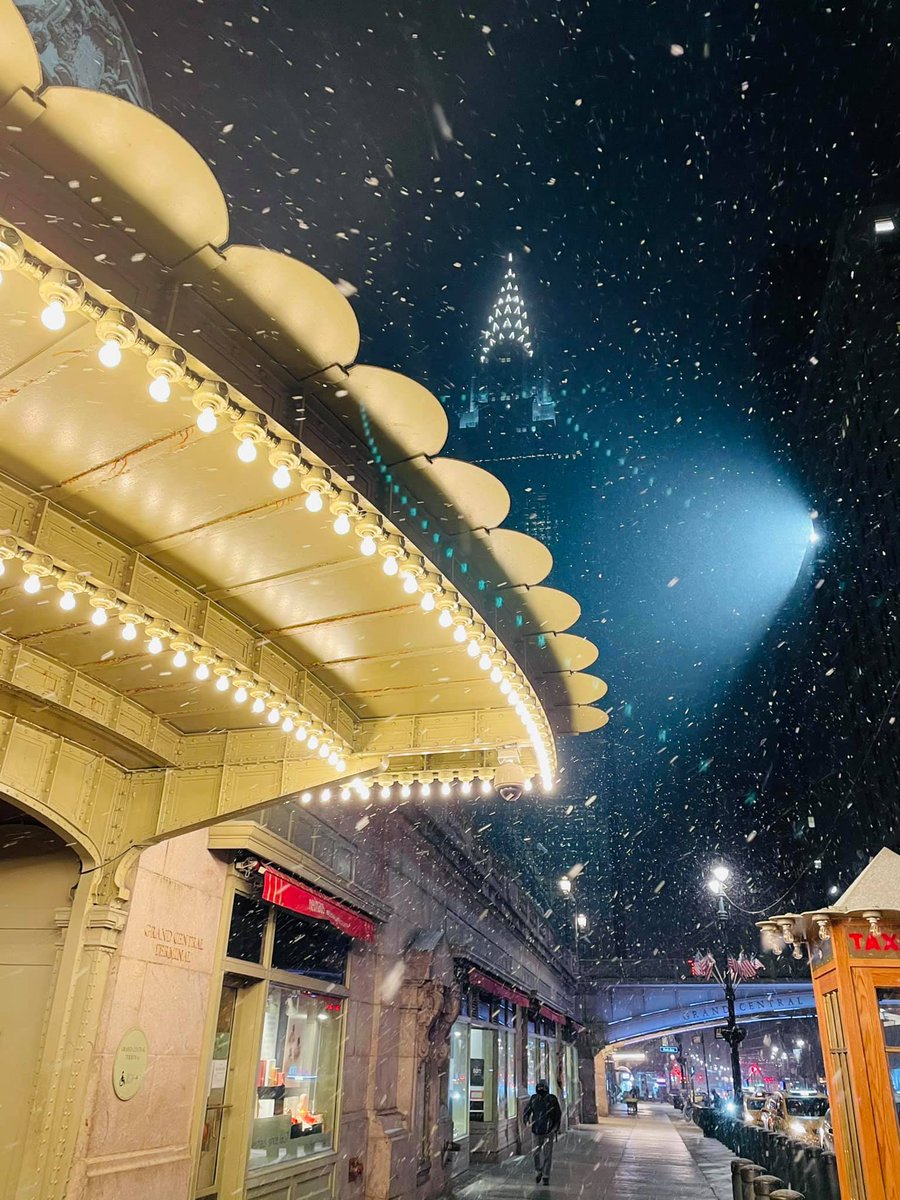 weatherTAP's tweet photo. Beautiful snowfall outside of Grand Central Station last night. 🌨☃️ Rain, snow or shine, send us your #wxpics for the chance to be featured on our social media! #winter2021 #wxtap https://t.co/e9F3RULuwi